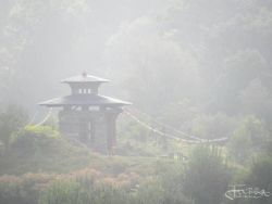 Bhutantempel im Nebel